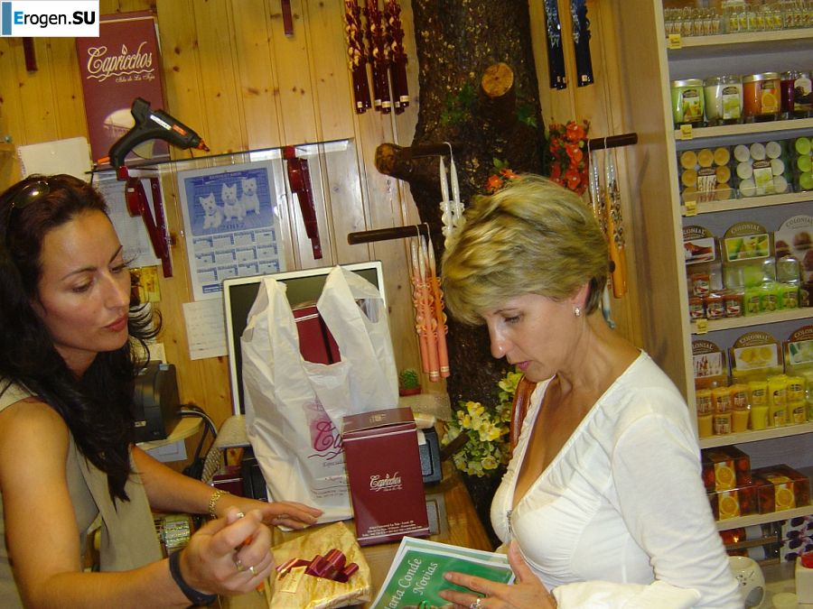 A mature woman showed her neat breasts on vacation. Photo 22