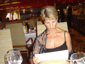 A mature woman showed her neat breasts on vacation. Thumb 13