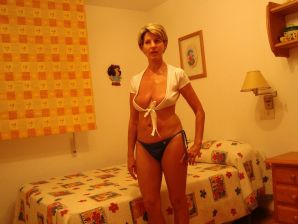 A mature woman showed her neat breasts on vacation. Thumb 32