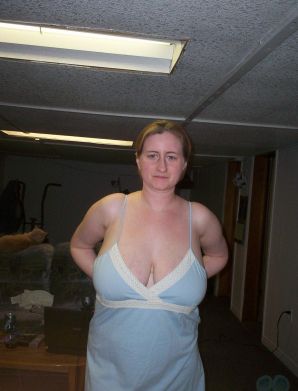 Busty woman posing in short dresses. Thumb 22