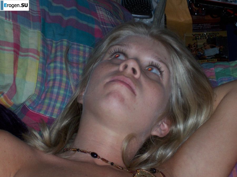 A young student drank excess and spread her legs. Photo 11