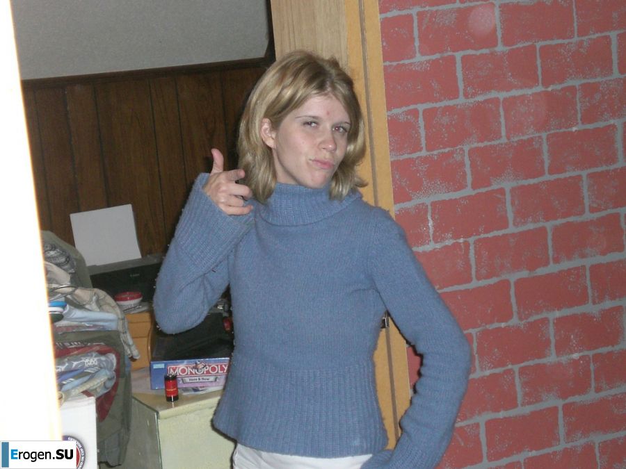 A young student drank excess and spread her legs. Photo 24