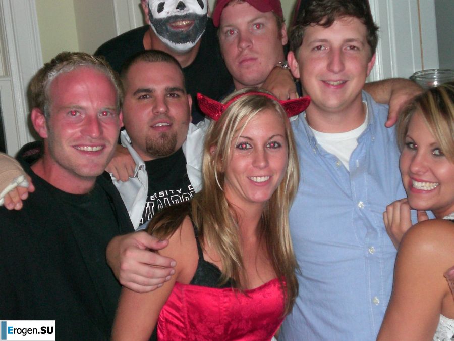 A young student drank excess and spread her legs. Photo 25