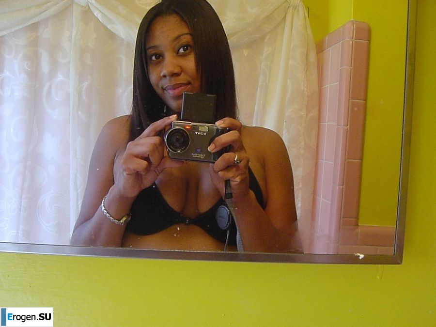 The mulatto pulls her boobs, and then spreads her legs. Photo 22