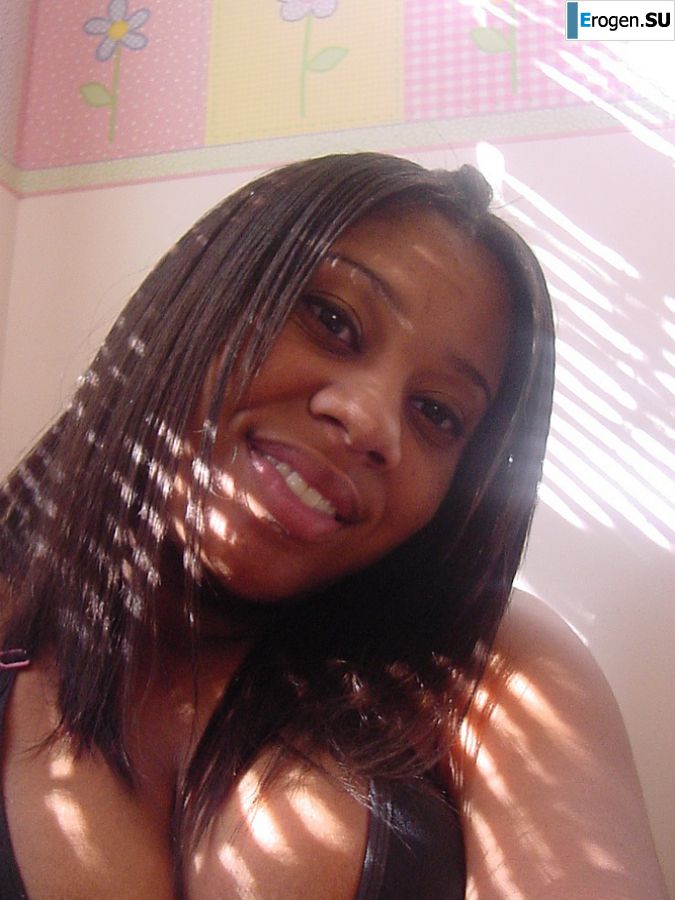 The mulatto pulls her boobs, and then spreads her legs. Photo 27