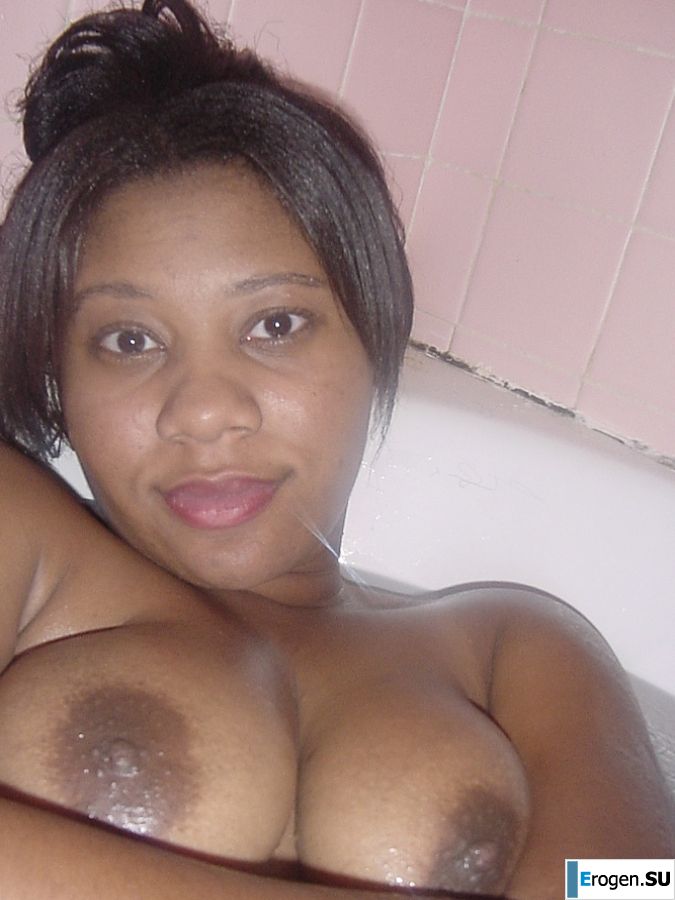 The mulatto pulls her boobs, and then spreads her legs. Photo 38