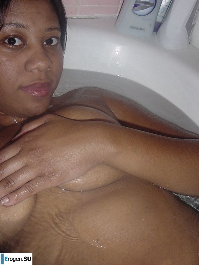 The mulatto pulls her boobs, and then spreads her legs. Photo 39