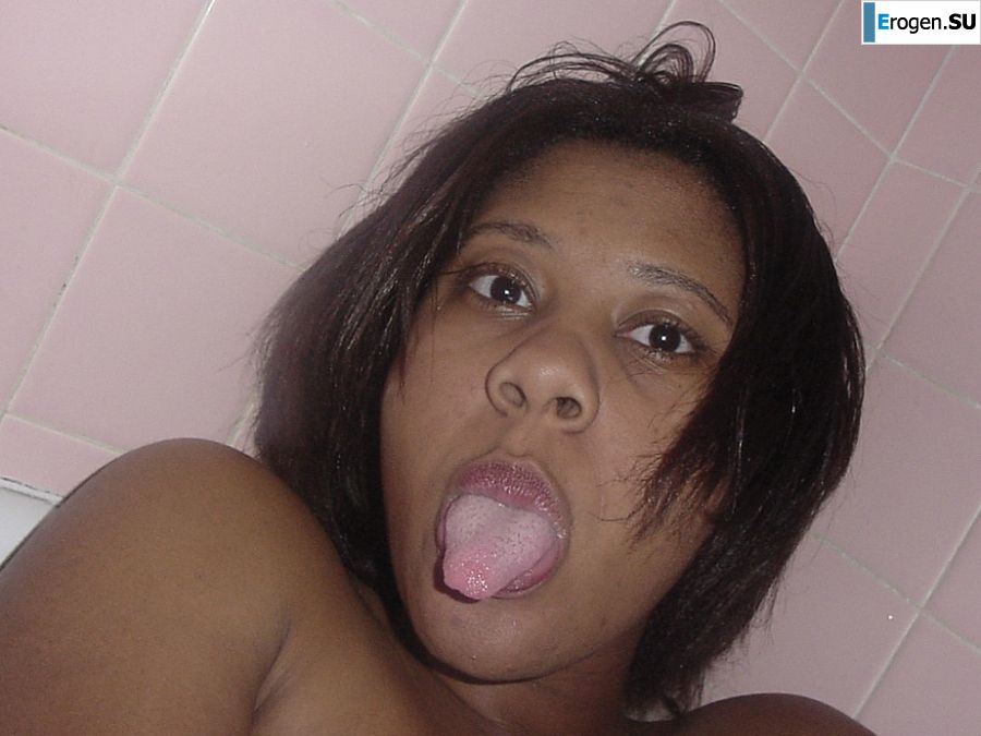 The mulatto pulls her boobs, and then spreads her legs. Photo 40