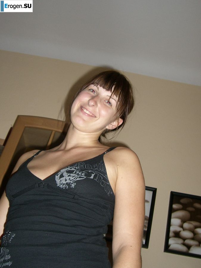 Аппетитная студентка сняла с себя все и показала бритую письку. Фото 21