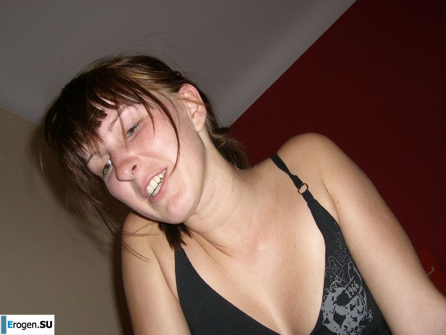 Аппетитная студентка сняла с себя все и показала бритую письку. Фото 23