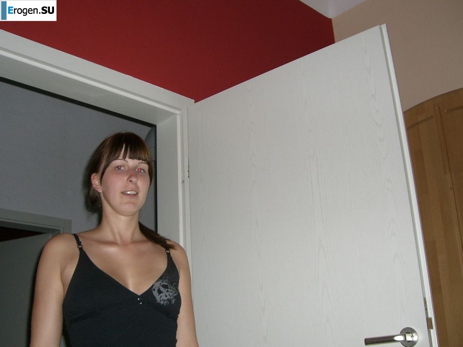 Аппетитная студентка сняла с себя все и показала бритую письку. Фото 3