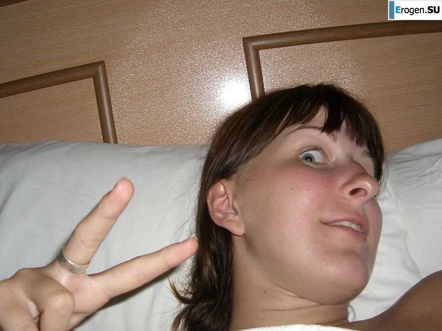 Аппетитная студентка сняла с себя все и показала бритую письку. Фото 49