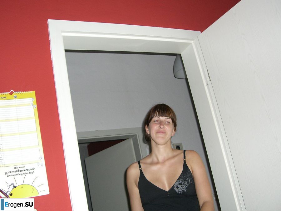 Аппетитная студентка сняла с себя все и показала бритую письку. Фото 5