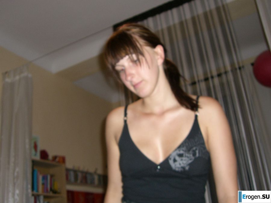 Аппетитная студентка сняла с себя все и показала бритую письку. Фото 6