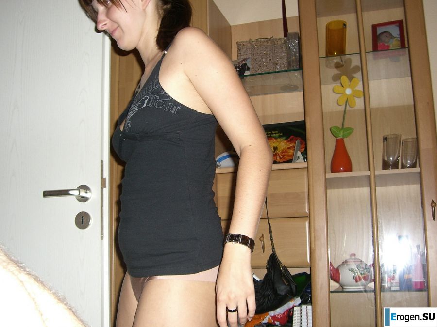 Аппетитная студентка сняла с себя все и показала бритую письку. Фото 7