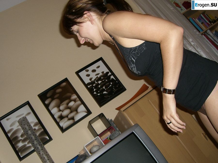 Аппетитная студентка сняла с себя все и показала бритую письку. Фото 9