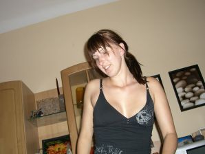 Аппетитная студентка сняла с себя все и показала бритую письку. Эскиз 11