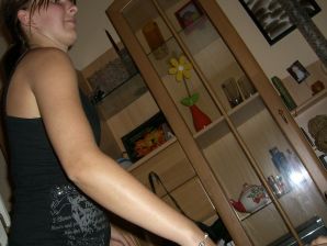 Аппетитная студентка сняла с себя все и показала бритую письку. Эскиз 19