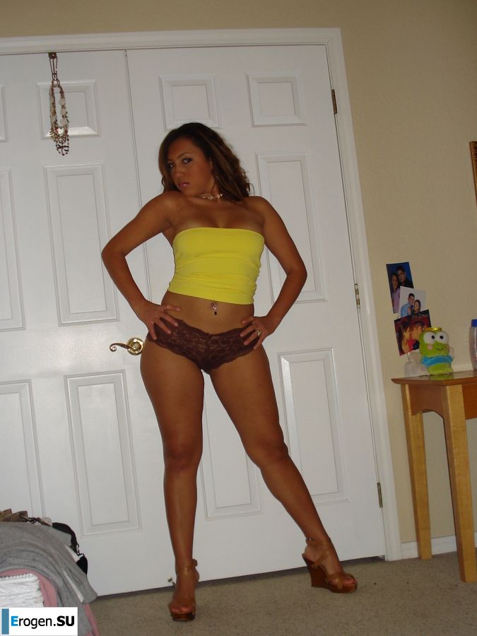 A woman with beautiful tits poses in a swimsuit and without him. Photo 31