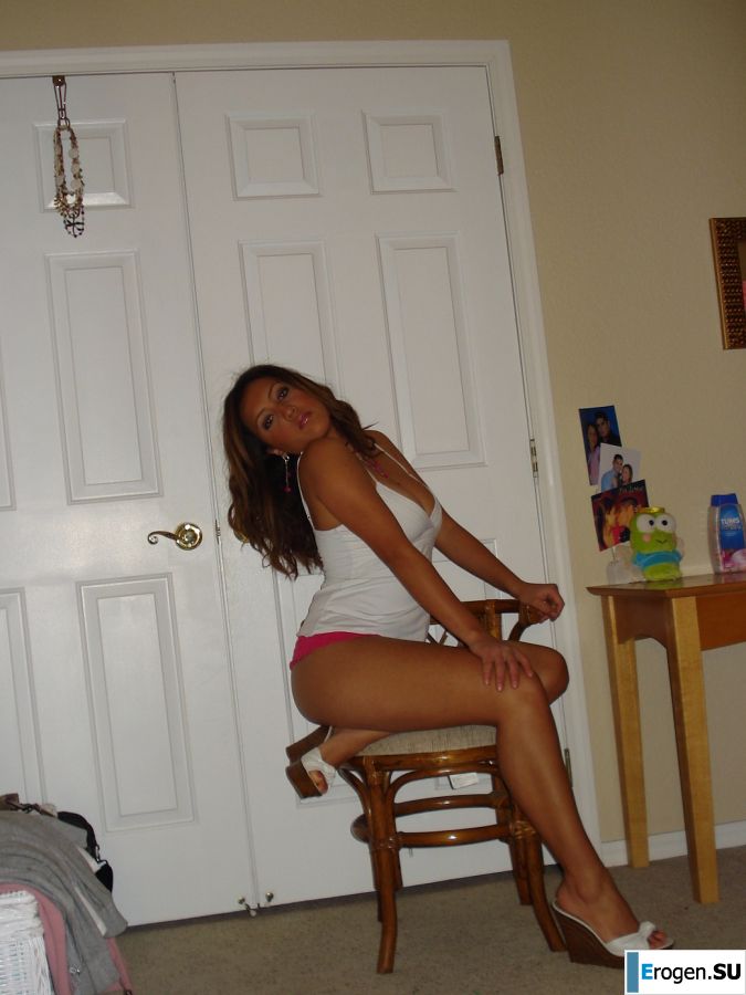 A woman with beautiful tits poses in a swimsuit and without him. Photo 38