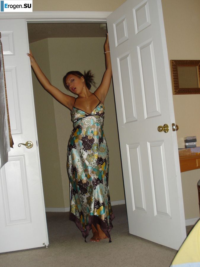 A woman with beautiful tits poses in a swimsuit and without him. Photo 8