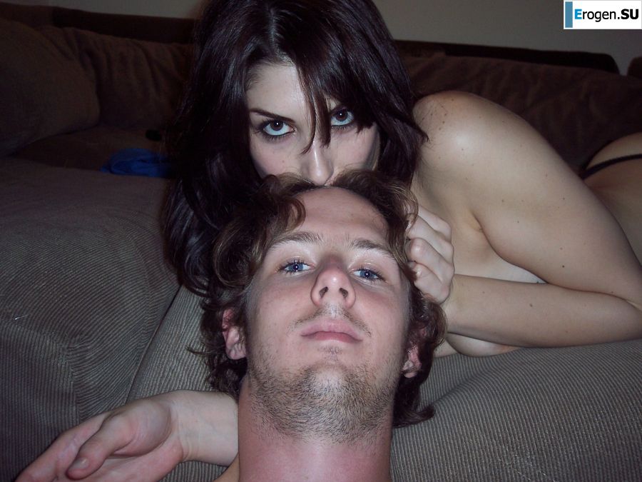 Молоденькая девушка занимается сексом с парнем и позирует на камеру. Фото 12