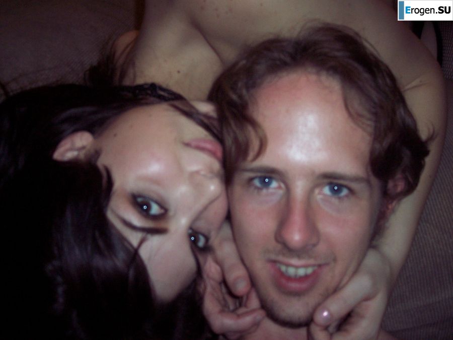 Молоденькая девушка занимается сексом с парнем и позирует на камеру. Фото 15