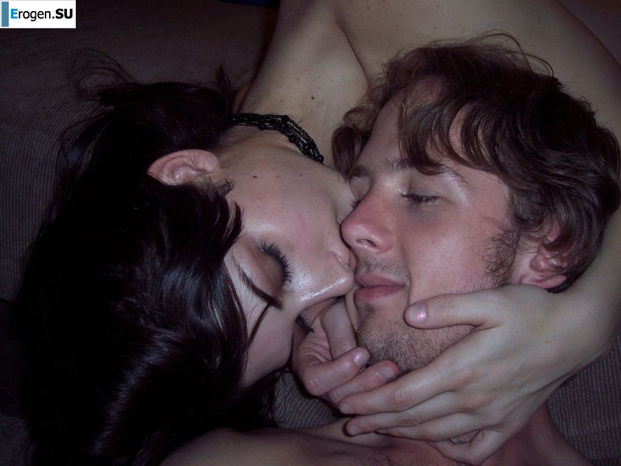 Молоденькая девушка занимается сексом с парнем и позирует на камеру. Фото 16