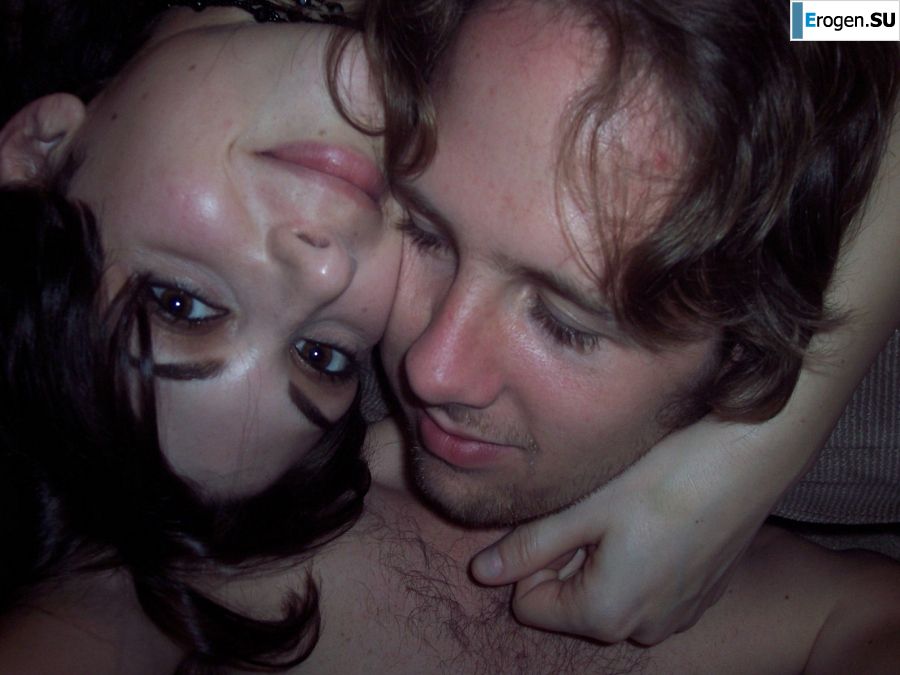 Молоденькая девушка занимается сексом с парнем и позирует на камеру. Фото 17