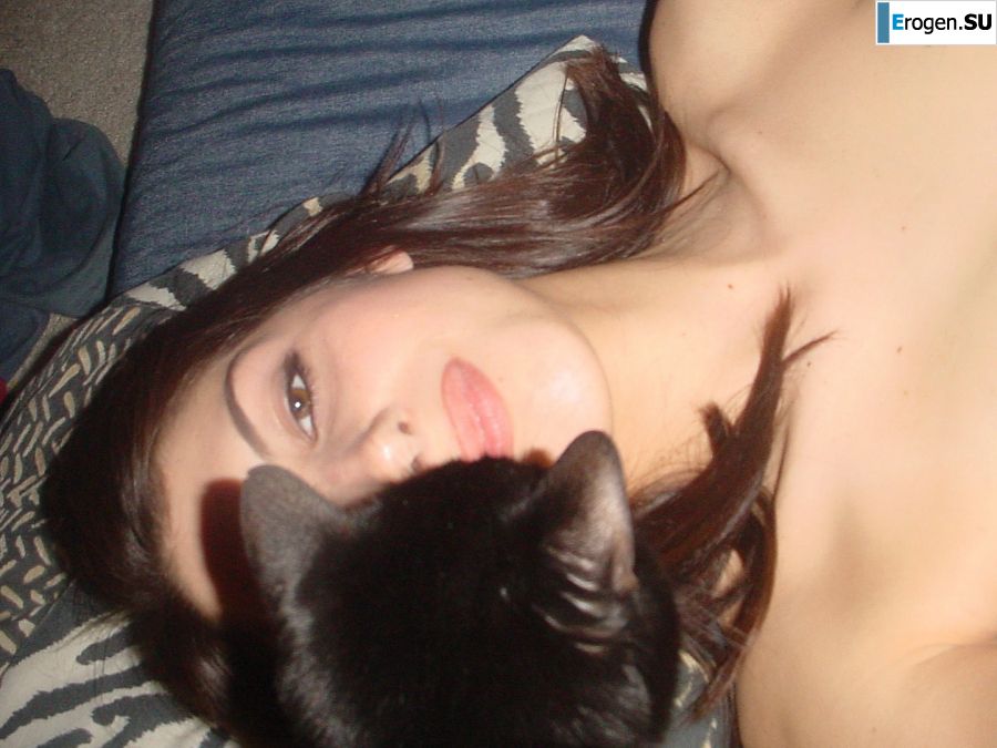 Молоденькая девушка занимается сексом с парнем и позирует на камеру. Фото 29