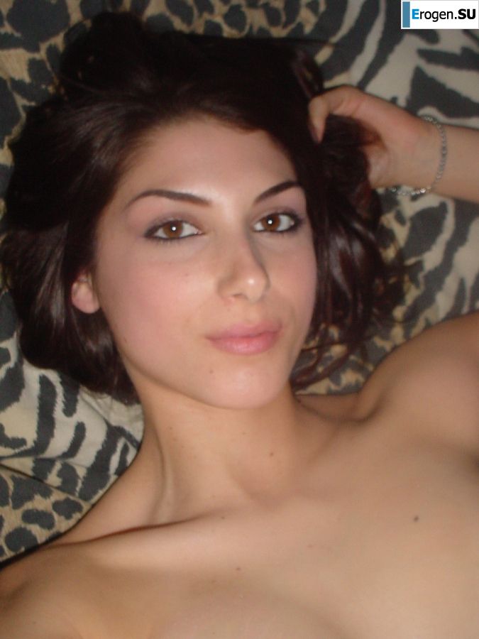 Молоденькая девушка занимается сексом с парнем и позирует на камеру. Фото 34