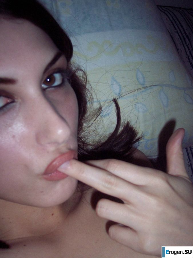 Молоденькая девушка занимается сексом с парнем и позирует на камеру. Фото 4