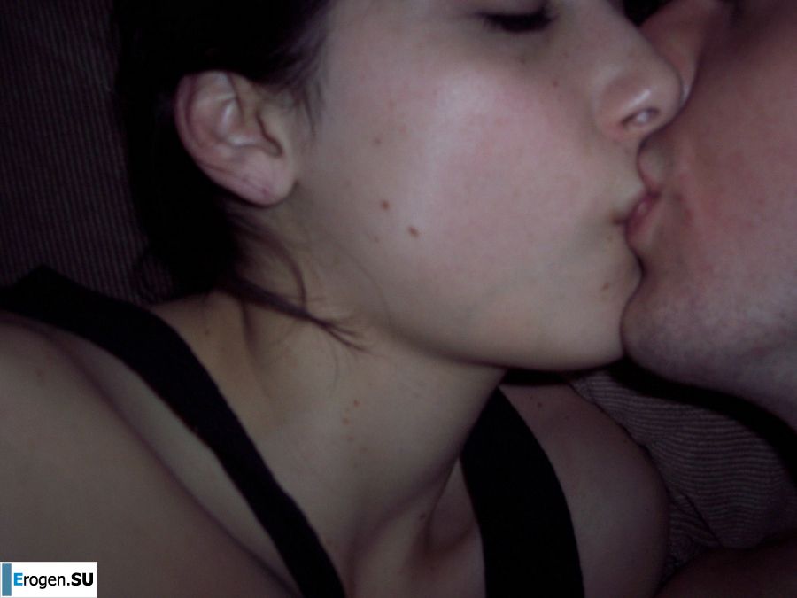 Молоденькая девушка занимается сексом с парнем и позирует на камеру. Фото 6