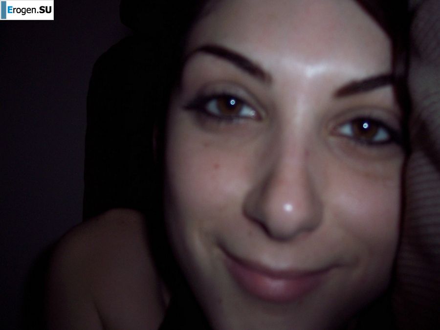 Молоденькая девушка занимается сексом с парнем и позирует на камеру. Фото 8