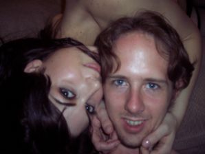 Молоденькая девушка занимается сексом с парнем и позирует на камеру. Эскиз 15