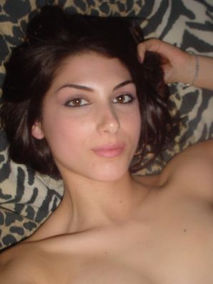 Молоденькая девушка занимается сексом с парнем и позирует на камеру. Эскиз 34