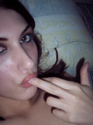 Молоденькая девушка занимается сексом с парнем и позирует на камеру. Эскиз 4