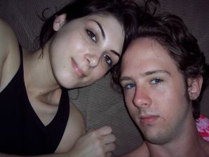 Молоденькая девушка занимается сексом с парнем и позирует на камеру. Эскиз 5