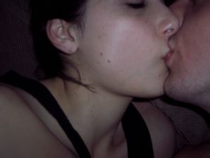 Молоденькая девушка занимается сексом с парнем и позирует на камеру. Эскиз 6