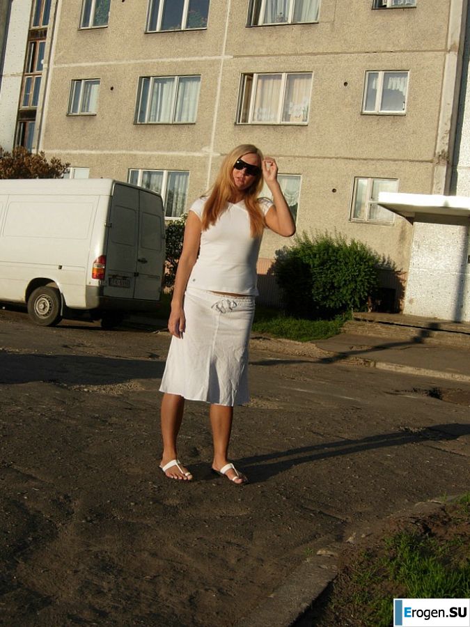 Shameless blonde in a white T-shirt takes off her panties and becomes cancer. Photo 19