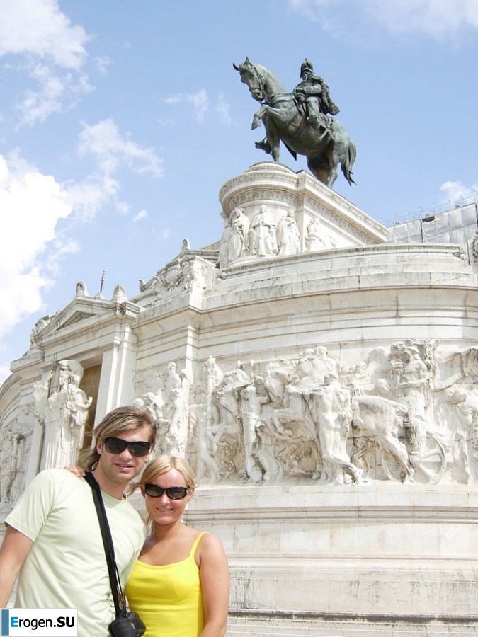 Shameless blonde in a white T-shirt takes off her panties and becomes cancer. Photo 8