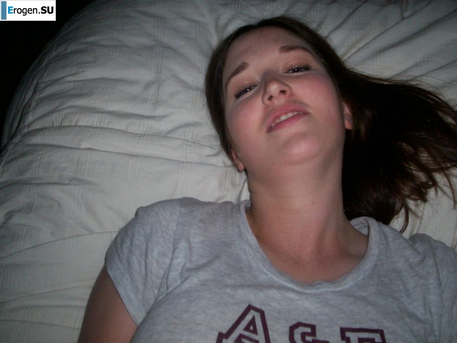 Девушка с пышными бедрами крутится перед камерой. Фото 12