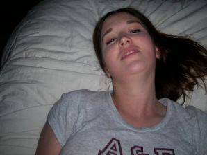 Девушка с пышными бедрами крутится перед камерой. Эскиз 12