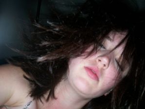 Девушка с пышными бедрами крутится перед камерой. Эскиз 13