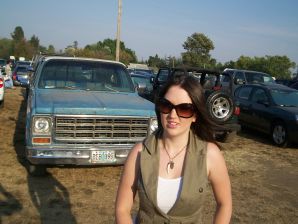 Девушка с пышными бедрами крутится перед камерой. Эскиз 14