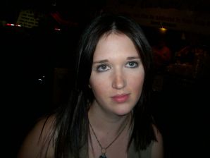 Девушка с пышными бедрами крутится перед камерой. Эскиз 15