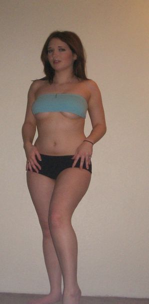 Девушка с пышными бедрами крутится перед камерой. Эскиз 6