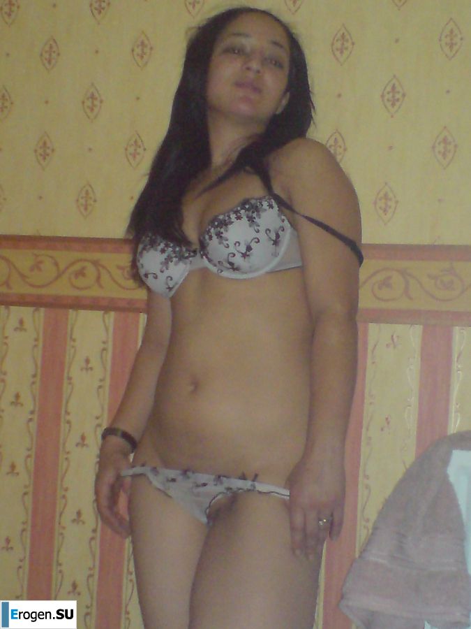 An Asian woman is lying on a bed in her underwear and showing off her ass. Photo 29