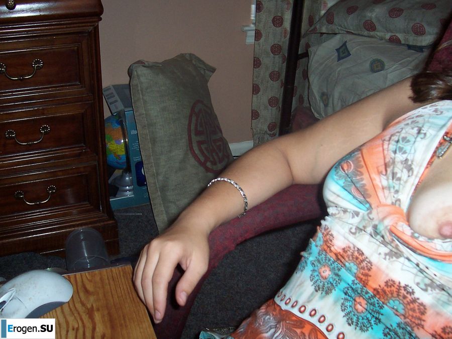 Брюнетка станцевала стриптиз, разделась и раздвинула ноги. Фото 6