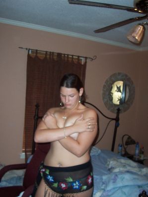 Брюнетка станцевала стриптиз, разделась и раздвинула ноги. Эскиз 9